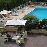 Logis Maison Carree Restaurant O Carre Dart 3* Méréville