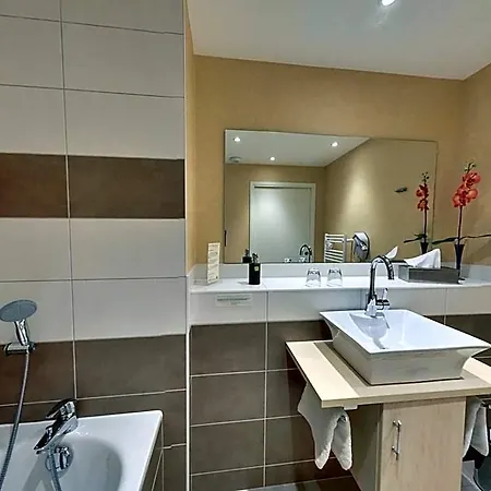 Logis Maison Carree Restaurant O Carre Dart Ξενοδοχείο 3*