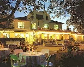 Logis Maison Carrée Restaurant O Carré Dart Hotel 3*