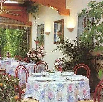 Logis Maison Carree Restaurant O Carre Dart Ξενοδοχείο