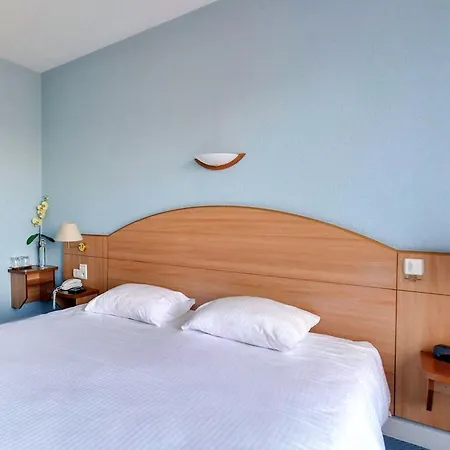 Logis Maison Carrée Restaurant O Carré Dart Hotel 3*