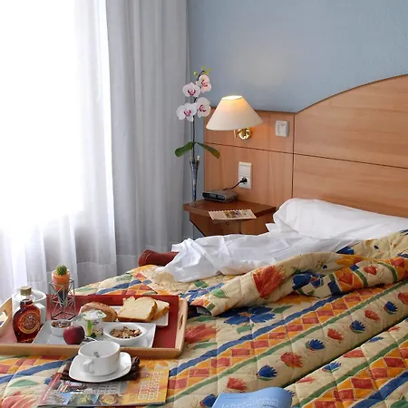 Logis Maison Carree Restaurant O Carre Dart 3*