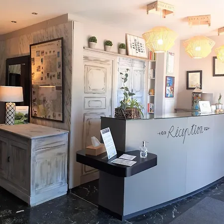 Logis Maison Carree Restaurant O Carre Dart 3*