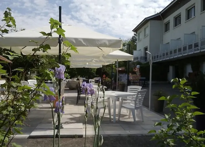 Logis Maison Carree Restaurant O Carre Dart Méréville