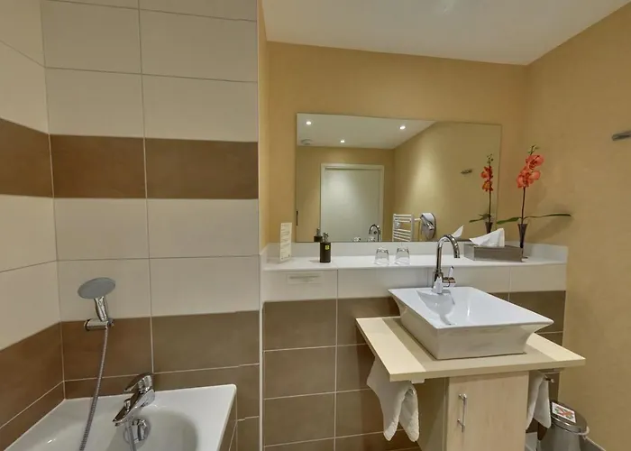 Hotel Logis Maison Carree Restaurant O Carre Dart